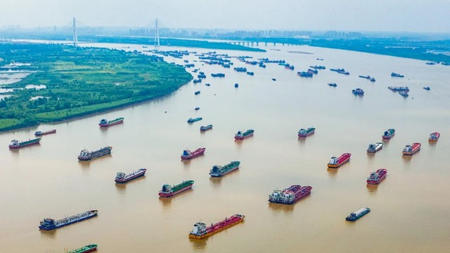 “Đường cao tốc trên mặt nước” của Trung Quốc tắc nghẽn nghiêm trọng, đe dọa điều gì về kinh tế và môi trường?