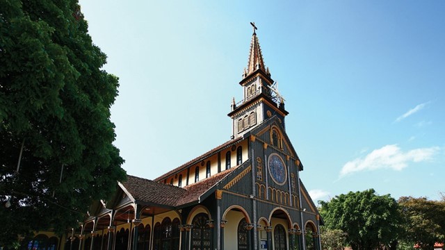 Việt Nam có nhà thờ gỗ được ví 'báu vật' trăm tuổi giữa đại ngàn Tây Nguyên, là kiệt tác phong cách Basilica duy nhất còn lại trên thế giới