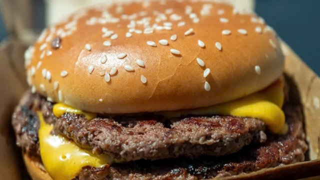 Cổ phiếu McDonald ‘bốc hơi’ 10% sau khi 1 người tử vong trong đợt bùng phát E. coli liên quan đến bánh hamburger