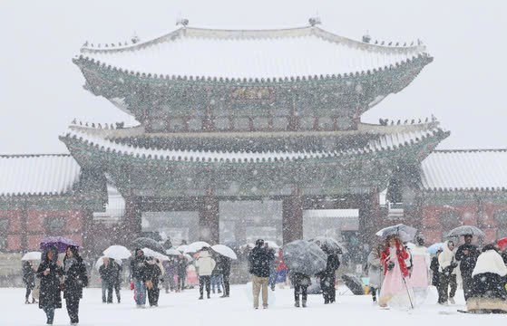 Seoul hứng chịu trận bão tuyết kỷ lục trong hơn 100 năm: Giao thông tê liệt, hàng trăm chuyến bay bị hủy