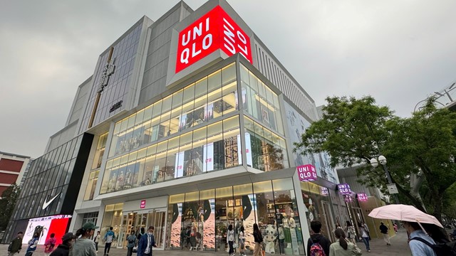 Uniqlo đối mặt nguy cơ bị tẩy chay ở Trung Quốc, cổ phiếu công ty mẹ lao dốc