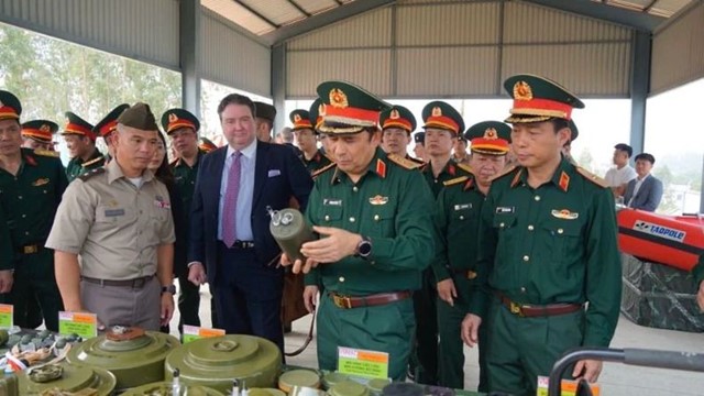 Mỹ bàn giao thao trường huấn luyện rà phá bom mìn 700.000 USD cho Việt Nam