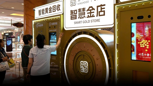 Máy ATM nhả ra vàng gây sốt, người dân xếp hàng xuyên đêm lấy tiền: Chuyện gì đang xảy ra?