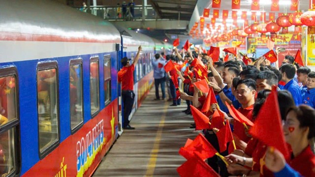 Chuyến tàu đặc biệt tái hiện lịch sử đã lăn bánh trên hành trình 1.730km, kỷ niệm 50 năm ‘non sông thu về một dải’  