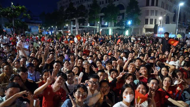 Hàng vạn người háo hức chờ lễ diễu binh, diễu hành sáng 30/4 