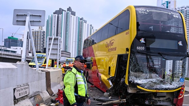Xe buýt du lịch mất lái lao vào rào chắn khiến 22 người bị thương, tài xế bị bắt giữ khẩn cấp
