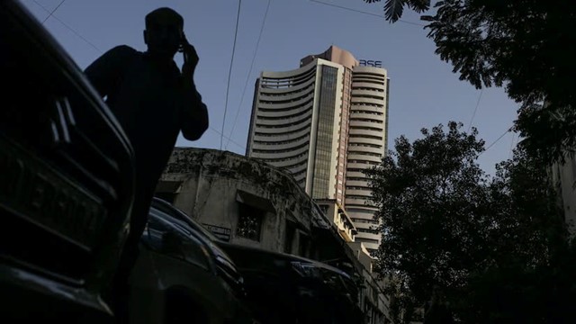 Dòng vốn ngoại bất ngờ ‘quay xe’ tháo chạy ồ ạt: Chuyện gì đang xảy ra với siêu cường châu Á?