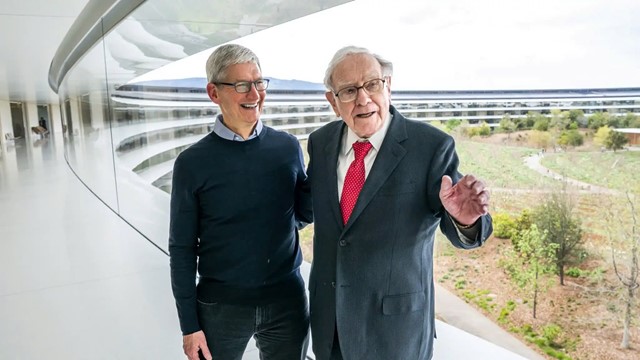 Dùng điện thoại gập nhưng lãi trăm tỷ đô từ iPhone: Cú 'quay xe' để đời của huyền thoại Warren Buffett