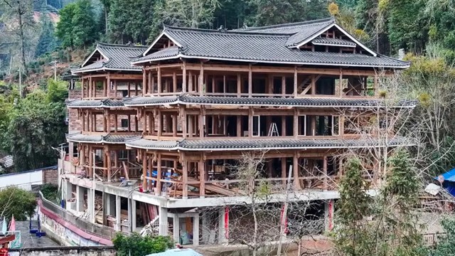 Người đàn ông 76 tuổi xây hơn 200 ngôi nhà gỗ không dùng đinh, không bản vẽ, được vinh danh nhờ kỹ thuật độc nhất