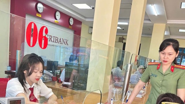 Chị T. đến ngân hàng 5 lần để 'nhận quà của Điện Máy Xanh, TGDĐ', nhân viên ngăn chặn, lập tức báo công an 