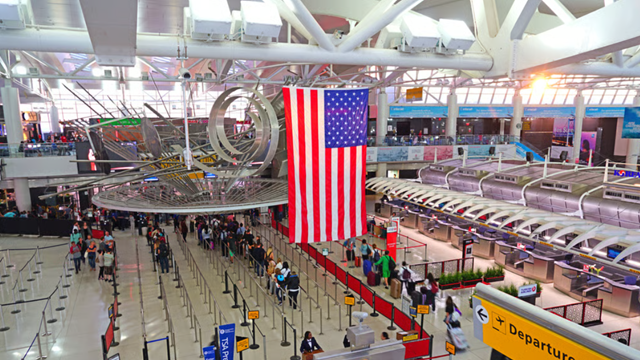 Du khách biến mất, sân bay vắng hoe: Chuyện gì xảy ra ở siêu cường số 1 thế giới?