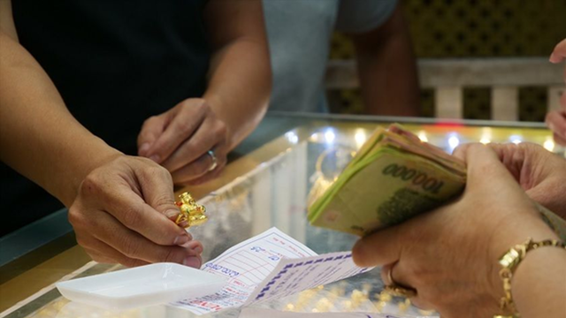 Chị C. đến tiệm vàng mua 10 chỉ vàng, chuyển tiền xong thì người bán từ chối, công an lập tức cảnh báo