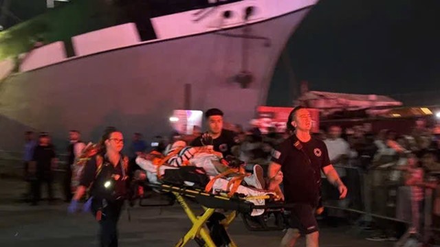 Tàu quân sự đâm vào cây cầu huyết mạch: 3 cột buồm gãy nát, ít nhất 20 người nguy kịch