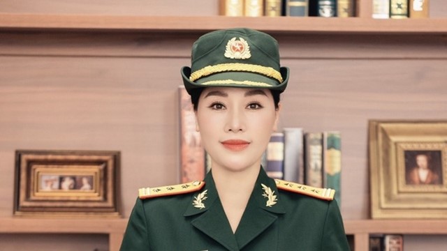 Thượng tá, NSƯT là cháu ruột của nhạc sĩ An Thuyên, có chồng là nhà báo nổi tiếng