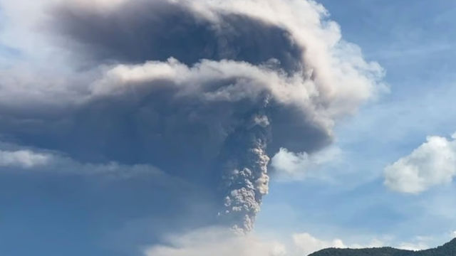 Nền kinh tế lớn nhất Đông Nam Á nâng mức báo động cao nhất sau 8 đợt phun trào núi lửa trong một tuần