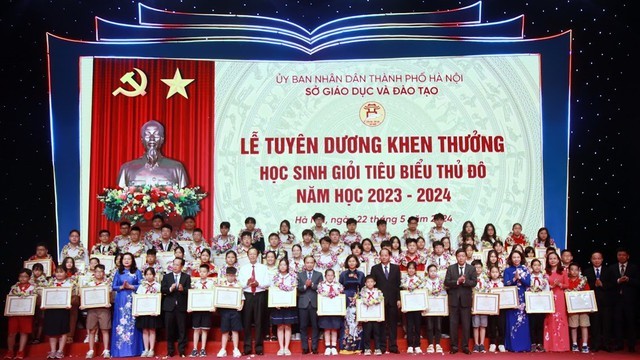 Hà Nội chi gần 600 triệu tặng thưởng 852 học sinh xuất sắc