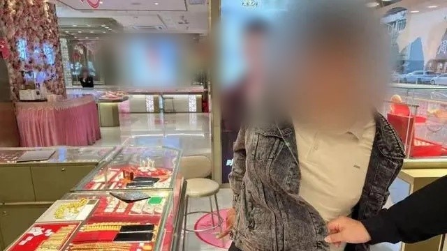 Ông Hoàng đến tiệm vàng mua 9kg vàng, sau khi thanh toán bằng thẻ ngân hàng, chủ tiệm lập tức báo cảnh sát