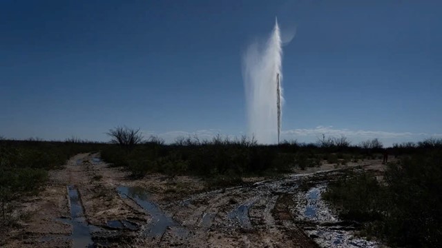 Mặt đất phồng rộp, giếng dầu hóa ‘ngòi nổ’: Mỏ dầu lớn nhất nước Mỹ có nguy cơ trở thành ‘vùng nước chết’