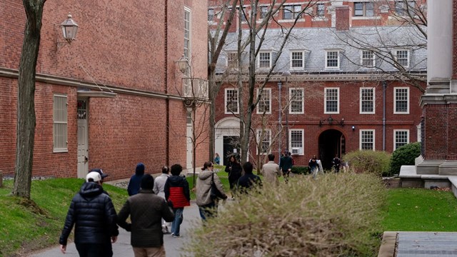 Harvard trước 'cơn bão' lớn nhất lịch sử: Ông Trump cấm tuyển sinh viên quốc tế, 'ép' họ lập tức chuyển trường