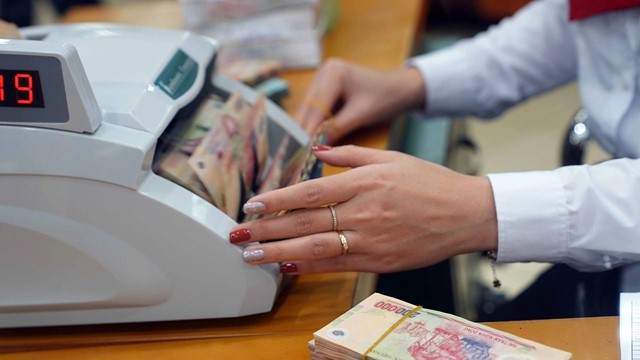 Ông T. đến ngân hàng rút sổ tiết kiệm 7 tỷ, nhân viên ngăn chặn, công an lập tức vào cuộc