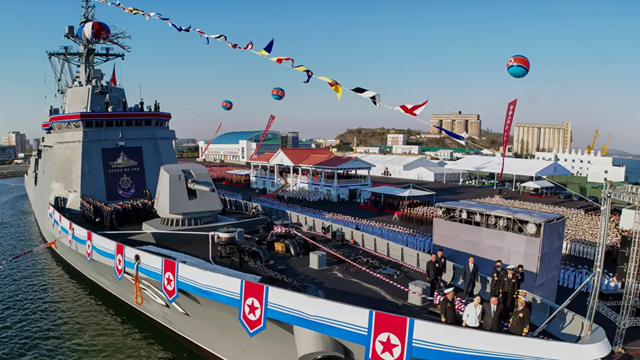 Tàu chiến 5.000 tấn gặp tai nạn nghiêm trọng, bắt giữ 4 người