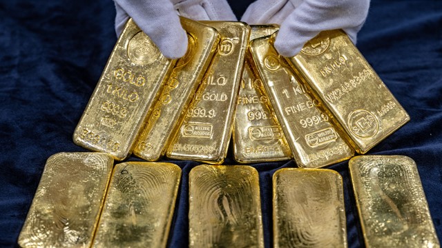 200 cán bộ thuế khám xét 4 ngày liên tiếp, thu giữ 50kg vàng và hơn 15 tỷ đồng tiền mặt