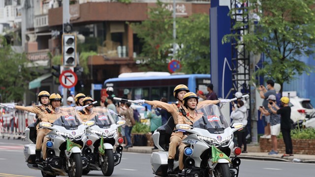 Nữ Thiếu tá Công an duy nhất lái siêu mô tô dẫn đoàn trong 'Vinh quang Công an Nhân dân Việt Nam'