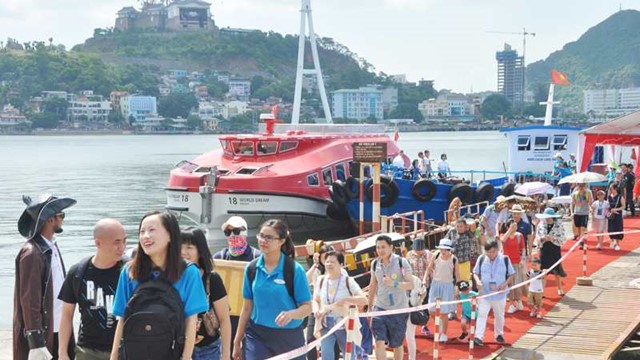 Tỉnh giàu có cách Hà Nội 200km đón tin vui, gần 50.000 người nước ngoài trên 35 tàu biển kéo đến