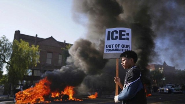 Hơi cay và lựu đạn tràn ngập đường phố, ông Trump điều động khẩn cấp 2.000 vệ binh: Chuyện gì đang xảy ra ở Los Angeles?