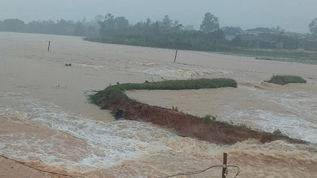 Tin nóng về bão số 1: Mưa lớn, chủ động phá một phần đê tại đập thủy lợi chứa 500.000m³ nước 