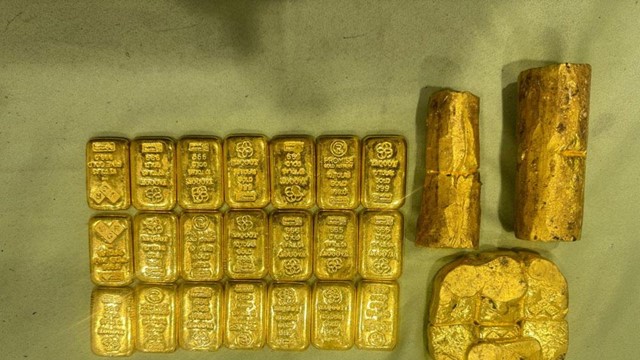 Tịch thu 6,7kg vàng trị giá 18 tỷ giấu trong phụ tùng xe, hai người bị bắt ngay tại sân bay