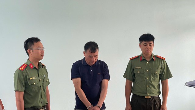 Khám xét nơi ở, bắt giám đốc Phùng Ngọc Phương