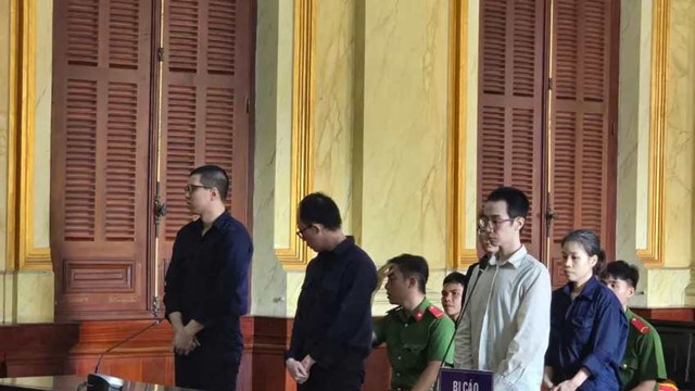 Chính thức tuyên án hơn 60 năm tù với giao dịch viên ngân hàng sinh năm 1999 và các bị cáo 