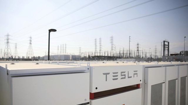 Vừa ‘đấu khẩu’ với ông Trump, Elon Musk bất ngờ ký dự án lớn chưa từng có với Trung Quốc: Tesla đang toan tính gì?