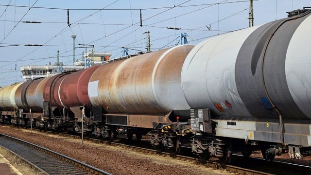 Quốc gia không có nhà máy lọc dầu lại xuất khẩu 275.000 tấn trong 2 năm: Là ‘cửa hậu’ cho dầu Nga chảy vào EU?