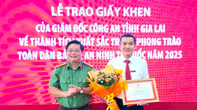 Bà T. đến ngân hàng chuyển tiền, nhân viên Agribank đọc nội dung chuyển khoản liền ngừng giao dịch, được Giám đốc Công an tỉnh trao giấy khen
