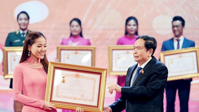 NSƯT tốt nghiệp Thủ khoa với điểm tuyệt đối, được phong tặng danh hiệu khi mới 36 tuổi