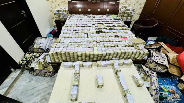 Tịch thu hơn 300 tỷ tiền mặt cùng 184 tỷ vàng, trang sức tại nhà ‘ông trùm’ giày dép, 30 cán bộ thuế kiểm kê xuyên đêm