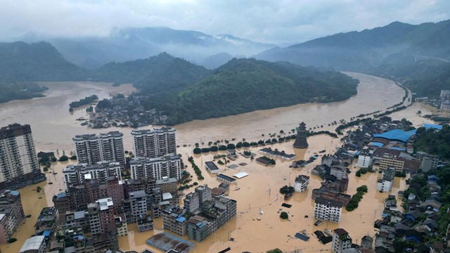 Trung Quốc khốn khổ vì biến đổi khí hậu: Phía Bắc chìm trong lũ, miền Đông vật lộn với nắng nóng cực đoan, chính quyền cảnh báo khẩn