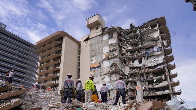 Tòa nhà chọc trời đổ sập trong đêm khiến 98 người thiệt mạng