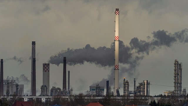 Nhà máy lọc dầu lớn nhất nhì nước Đức lâm nguy, hơn 1.000 người sắp mất việc vì thiếu dầu Nga