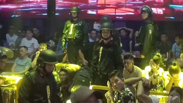 Huy động hàng trăm cảnh sát đột kích 3 quán bar, tạm giữ 186 người