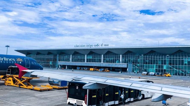 Huy động hàng trăm công nhân, máy móc làm việc 'ba ca bốn kíp' gấp rút nâng cấp sân bay quốc tế nghìn tỷ trong 6 tháng cuối năm