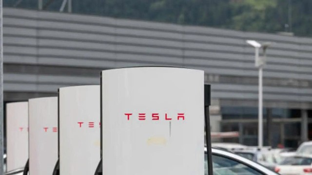 Elon Musk sa lầy chính trị, Tesla khủng hoảng chưa từng có: Doanh số lao dốc 13%, tương lai robotaxi mịt mù