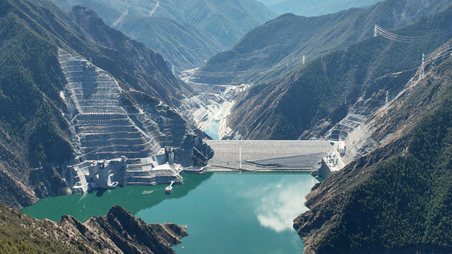 Những con đập khổng lồ đang dịch chuyển các cực của Trái Đất