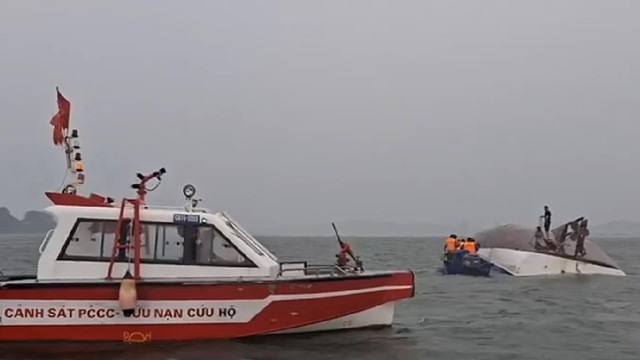 Thủ tướng chỉ đạo khẩn Bộ Quốc phòng, Bộ Công an về vụ lật tàu du lịch chở 53 người ở Quảng Ninh