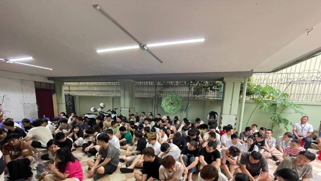 Bắt giữ gần 2.300 người đa quốc gia trong chưa đầy 1 tháng, thu giữ hàng loạt ‘đồng phục cảnh sát', máy tính, điện thoại di động