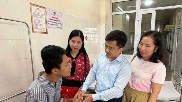 Tin mới vụ lật tàu ở Quảng Ninh: Một trường đại học nhận đỡ đầu học sinh mất 4 người thân 