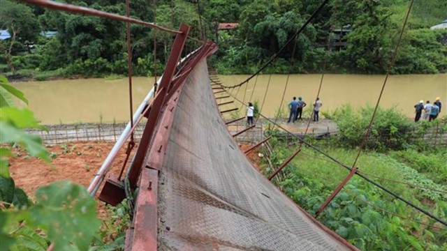 Lật cầu treo, ô tô lao thẳng xuống sông