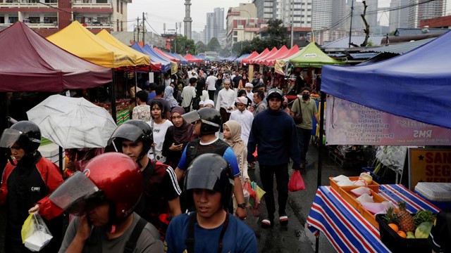 15.000 người đe dọa biểu tình, quốc gia Đông Nam Á buộc phải hứa phát tiền cho toàn bộ công dân trên 18 tuổi, giảm giá xăng về dưới 12.000 đồng/lít